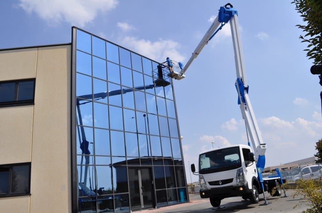 Noleggio Piattaforma Aerea Autocarrata 27 metri altezza lavoro